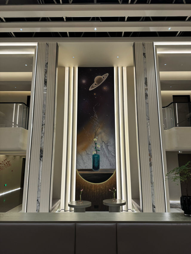 🏢 Hotel with Small entrance