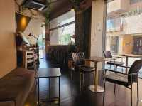 A nice retro cafe at Haebangchon, Cozydomz