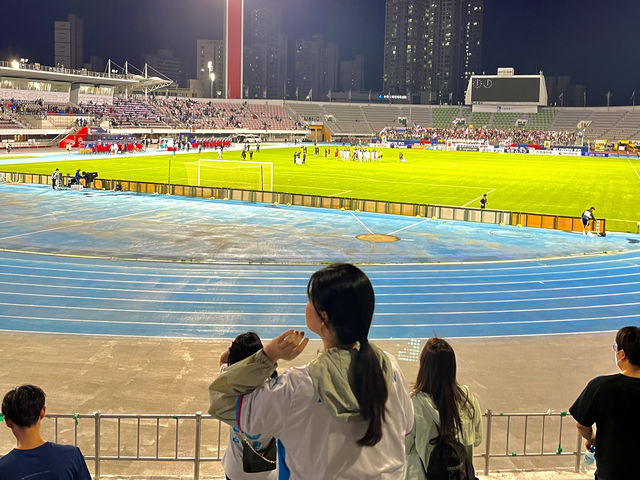 뜨거운 열기를 느끼며 축구도 보고, 환상적인 일몰 뷰도 즐길 수 있는 곳, 수원종합운동장⚽️