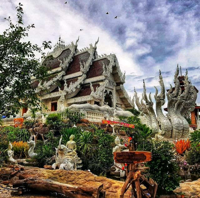 วัดศรีชุม สักการะพระเจ้าทันใจ 