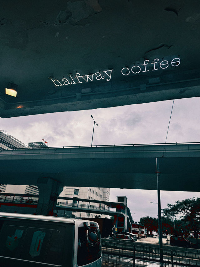 【香港🇭🇰】ヴィンテージ感が素敵なおしゃれカフェhalfway coffee☕️