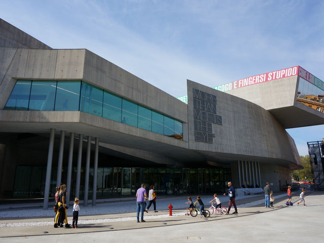 【イタリア・ローマ】黒い階段に導かれて巡るローマ・イタリア初の国立現代美術館MAXXI