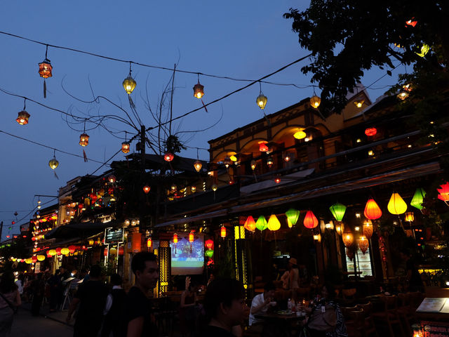 เที่ยวเมืองเก่าฮอยอันยามค่ำคืน เมืองแห่งโคมไฟ 🏮