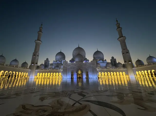 การเดินทางไปมัสยิด Sheikh Zayed Grand Mosque ในอาบูดาบี