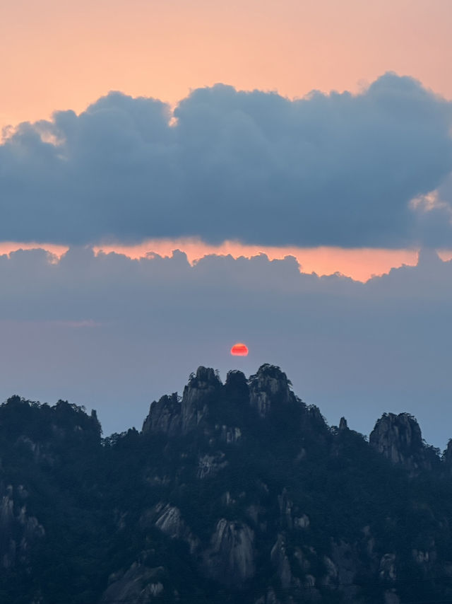 🏞️ Hiking Huangshan: A Journey Through China’s Yellow Mountains 🌄
