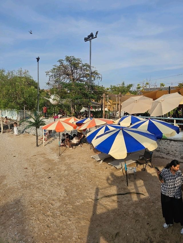 Tiny island cafe : Bangsaen 