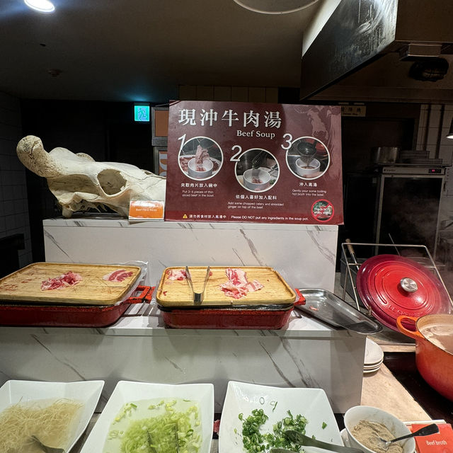 台北凱達大飯店的百宴自助晚餐！滿滿餐點種類，精緻裝潢很有氣氛！