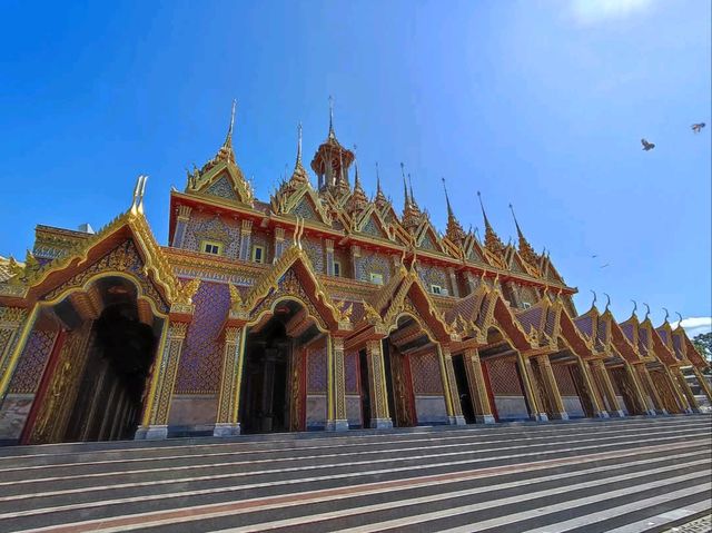 วัดหลวงพ่อฤาษีลิงดำ ชมวิหารแก้วอันงดงาม 