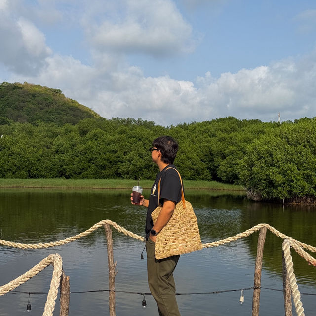 คาเฟ่กลางน้ำสุดชิล บรรยากาศดีต่อใจ #สัตหีบ 🥤⛰️🍃