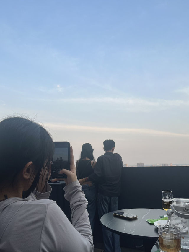 An evening to spend at a rooftop bar and restaurant 