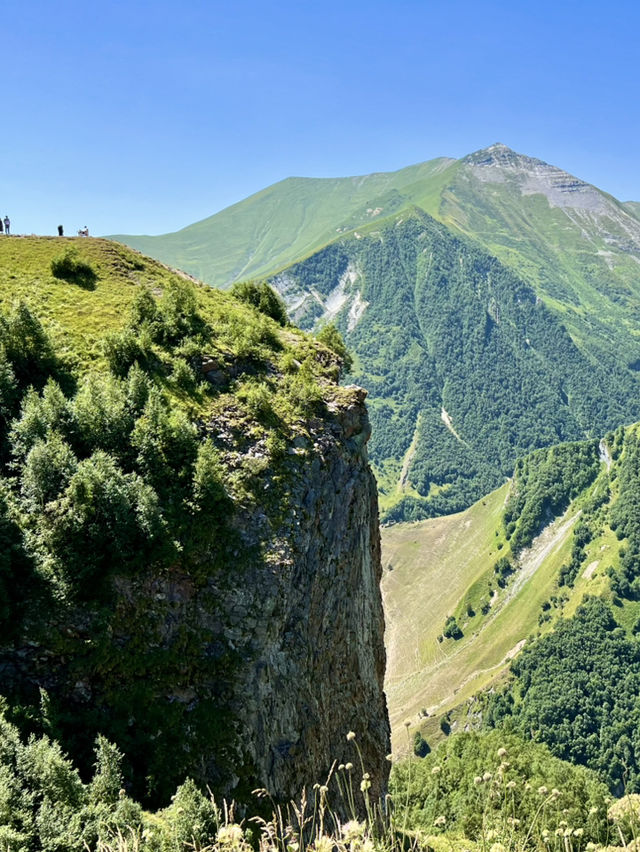 Springtime in Georgia: The Sky-High Town of Kazbegi⛰️
