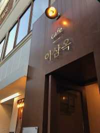 평리단길에 위치한 레트로 감성의 루프탑 카페