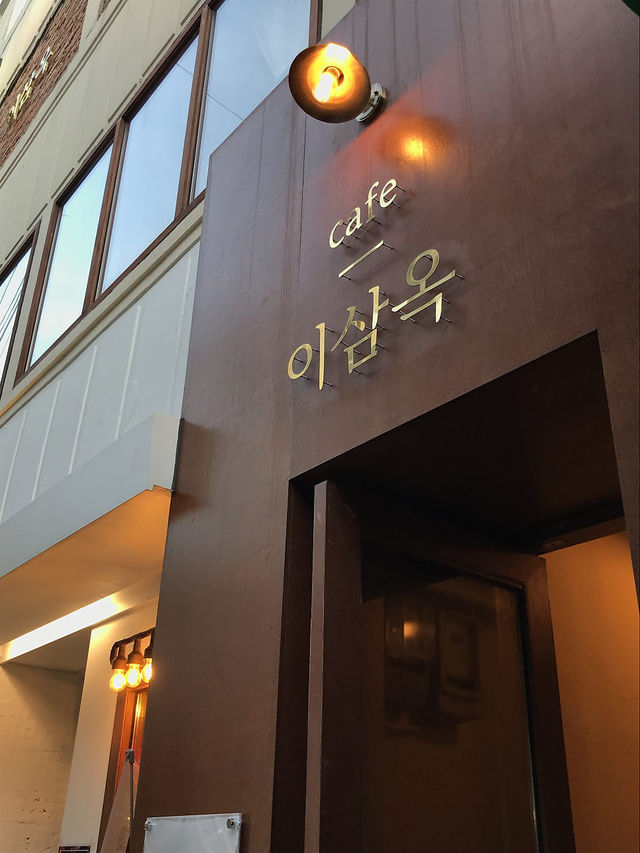 평리단길에 위치한 레트로 감성의 루프탑 카페