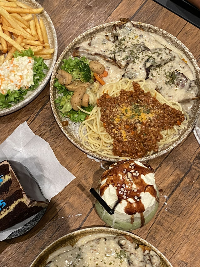 Indulge in Cozy Vibe and Yummy Foods at The Yard Café Miri! 🧀🌿