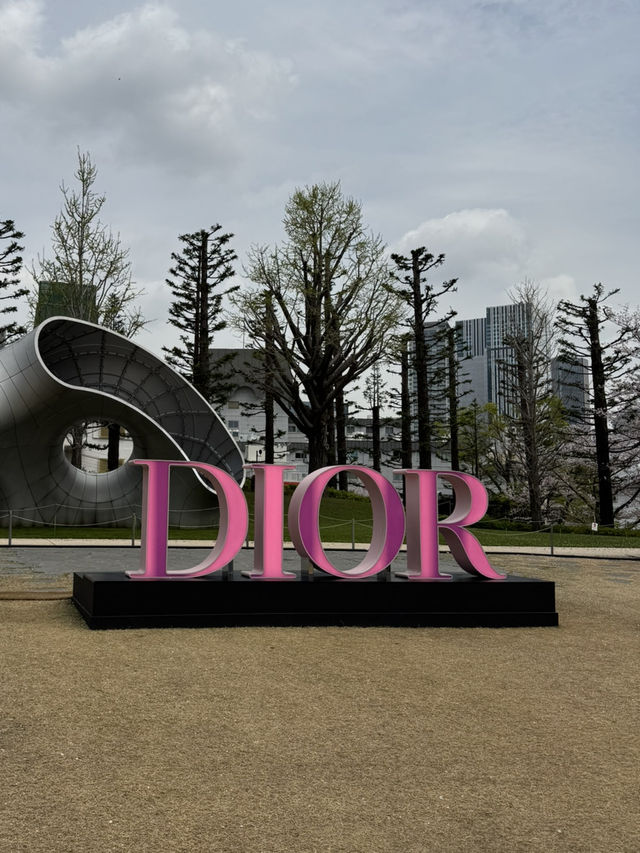 来場者限定のDIORカフェが可愛すぎる！