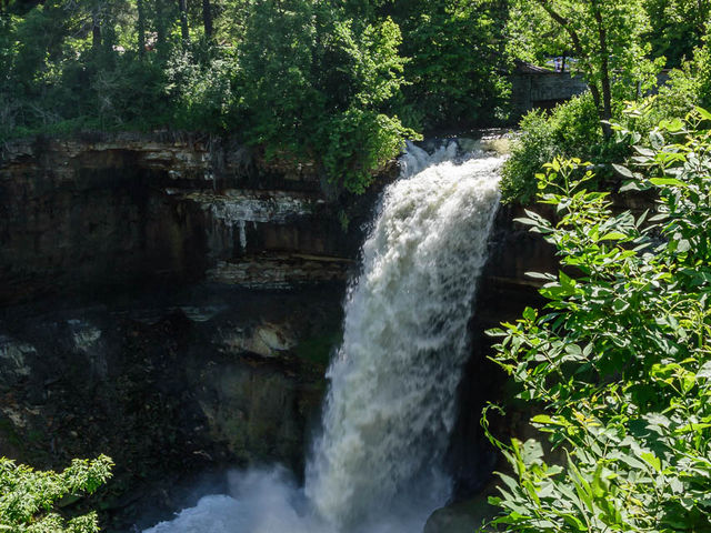 【滝と自然の調和🌿】Minnehaha Fallsの魅力