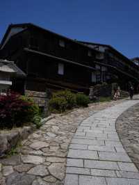 【岐阜】石畳が敷かれた坂に沿う宿場町