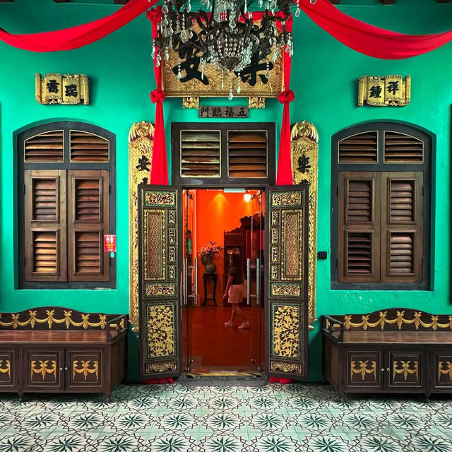 🏯 Nyonya Nostalgia: Opulent Mansions, Spicy Secrets & a Ghost(?) Sighting in Penang 🌶️