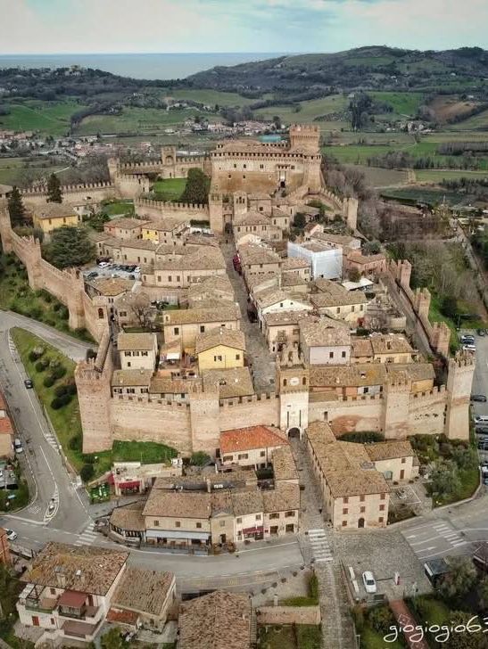 The village of Gradara in Italy 🥰🇮🇹 