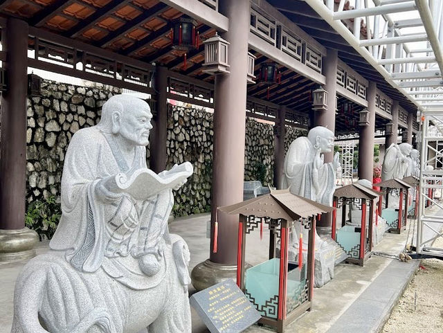 Temple Ji Dian Senggarang: Where River Gods & Coconut Tarts Collide" 🌊🏮
