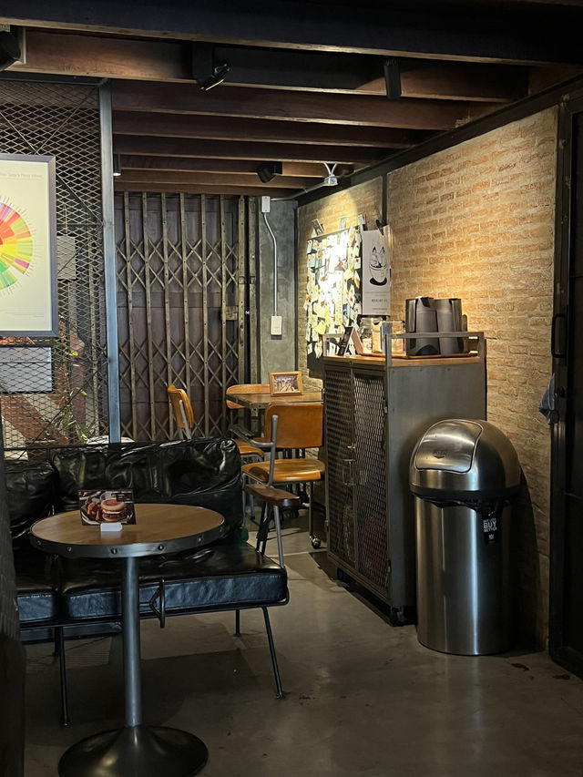 กาแฟดี บรรยากาศเท่ ถ่ายรูปสวยทุกมุม ที่ As is