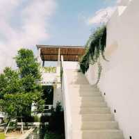 Friendcation Cafe : คาเฟ่สไตล์บังกะโลสีขาว