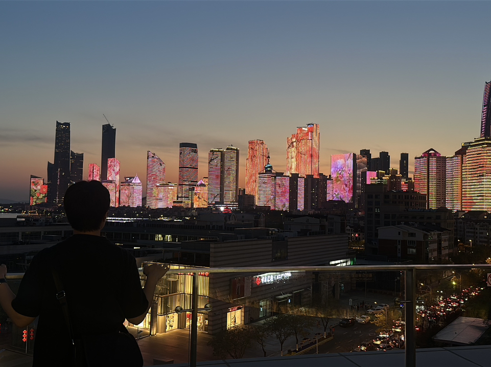 來青島，一定要看夜景吧🇨🇳
晚上從所有建築物上看到的夜景確實很美麗。
我找到了一個可以一眼捕捉這夜景的地方。
從海信商場的樓頂可以看到這個夜景。
免費參觀青島美麗夜景和遊艇體育場

📍青島海信廣場是一家高級購物中心，位於中國青島市市南區香港中路31號。 
    這是一個有吸引力的綜合購物中心，擁有奢侈品牌、各種餐廳以及可欣賞海岸景色的名為“Skybowl”的屋頂露台。

📍青島海信廣場
     首爾市南區書房門路117號

#中國旅行瞬間 #青島熱門景點 #青島旅遊 #青島夜景
#青島天台 #青島海信Mall #青島海信廣場