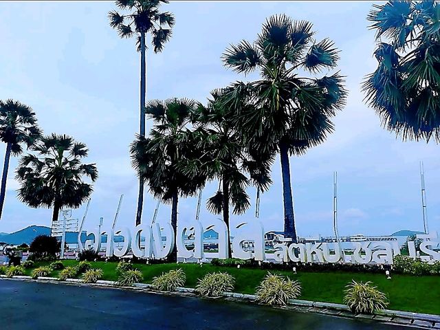อ่าวดงตาล สัตหีบ หาดสวยน้ำใส ต้นตาลเรียงรายสวยงาม