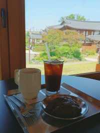 在韓屋內喝咖啡Dohwa Coffee