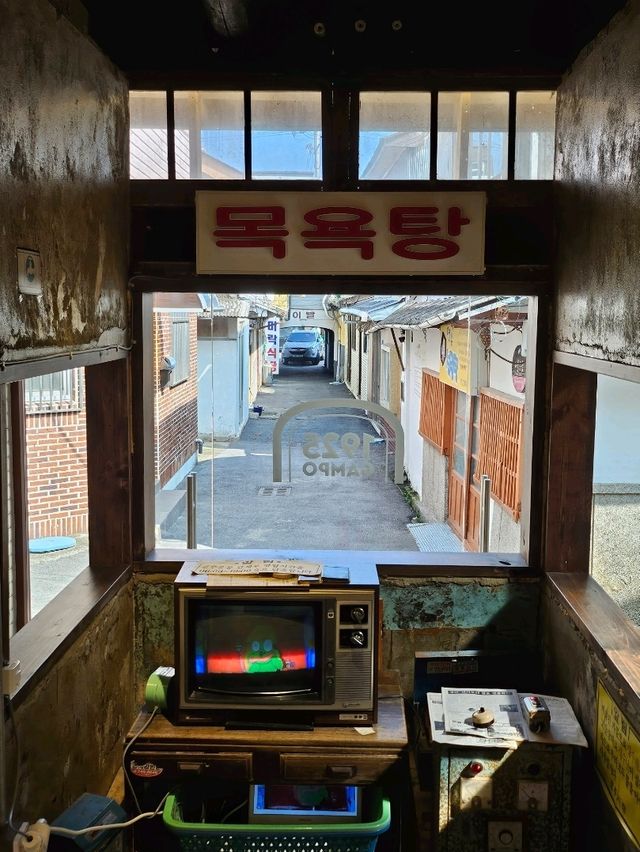 레트로 감성 터지는 목욕탕 개조 카페!