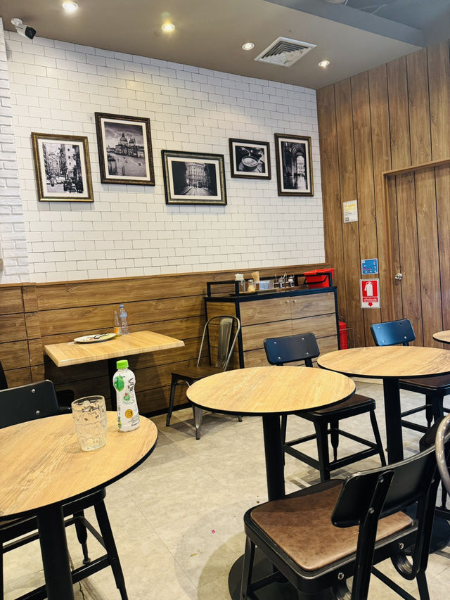จิบกาแฟรอไฟลต์แบบชิลๆ ที่ Ritazza Cafe สนามบิน