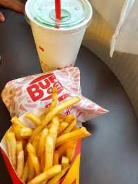 🍔 富山電鐵站內的異國風味驛站：日韓限定 Lotteria 樂天利