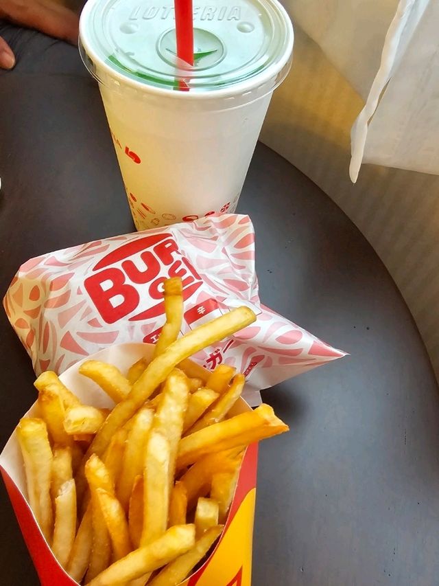 🍔 富山電鐵站內的異國風味驛站：日韓限定 Lotteria 樂天利