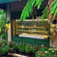  🌸 Fleur Cafe & Eatery – คาเฟ่กลางสวนสไตล์ยุโรป