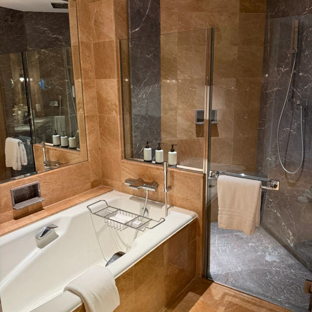 🇸🇬🏨 Four Seasons Hotel Singapore: A Blend of Classic Elegance & Prime Location