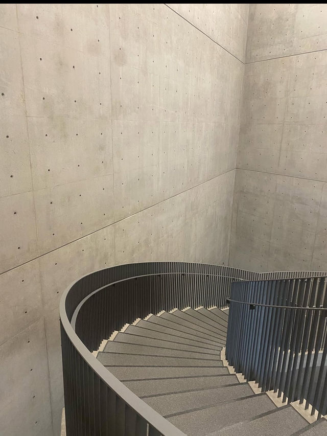 🎯【秋田・秋田県立美術館】藤田嗣治の大壁画に出会える、水辺のモダンアート空間 