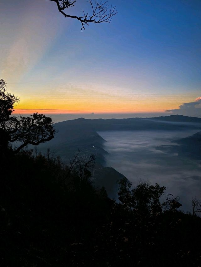 🌅 Chasing Fire in the Sky – Mount Bromo’s Legendary Sunrise