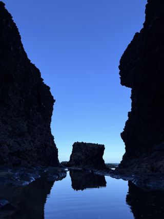 #海邊走一走 
🌊不用出國！花蓮就有夢幻「天空之鏡」✨—石門麻糬洞拍攝攻略大公開！

還以為拍天空之鏡一定得飛玻利維亞？錯❗花蓮的「石門麻糬洞」就能讓你拍出爆款神圖！
海水退潮時，天然岩洞灌滿清澈海水，反射出天空的倒影，美得像在做夢🪞☁️

🌤 建議13:00-17:00造訪，中午拍陽光灑落洞底，傍晚拍倒影「天空之鏡」，每個角度都驚艷！
那天，我站在洞前，看見清澈如鏡的海，倒影不只映出天空，更映照出我自己——原來，療癒有時候是照見真實的自己。你有勇氣面對了嗎？沒關係，大海的懷抱會接住你🫶🌊

⸻

🧭 推薦路線 & 拍攝攻略：
📍導航輸入「石門麻糬洞」或「花蓮石門遊憩區」
🚗 沿台11線開到石門洞附近路邊可停車，步行約3分鐘
📸 建議穿涼鞋，準備腳架＋廣角鏡頭
📅 避開大潮期，建議退潮1小時內入洞，光影最漂亮！

#石門麻糬洞 #天空之鏡秘境 #花蓮私房景點 #東海岸療癒旅行 #反射系美照 #不用出國就能拍爆款 #花蓮看海 #自然系心靈療癒 #海會接住你 #花蓮IG打卡景點 #花蓮旅遊推薦 #大自然的魔法時刻 #洞中看見自己