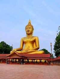 วัดเทวประสาท พระพุทธรูปปางประทานพรขนาดใหญ่