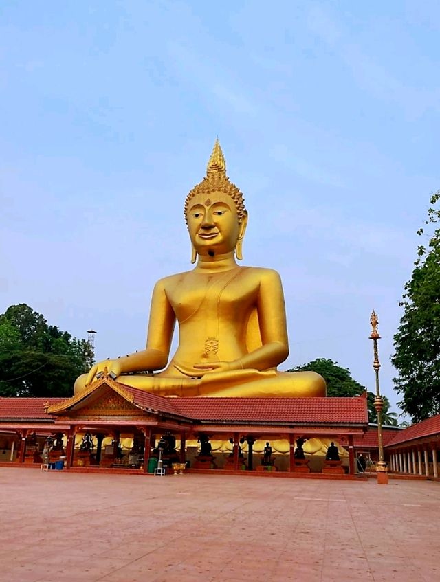 วัดเทวประสาท พระพุทธรูปปางประทานพรขนาดใหญ่