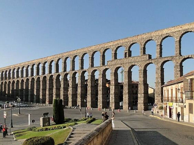 【ローマの遺産が残る街】セゴビアの水道橋で古代ロマンに浸る旅✨ 