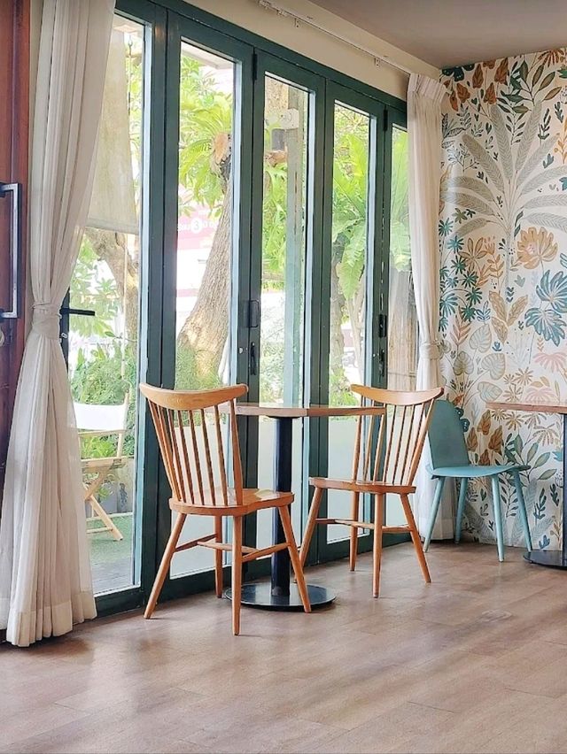 Little Green Cafe Samui: คาเฟ่มินิมอลใกล้ท่าเรือ