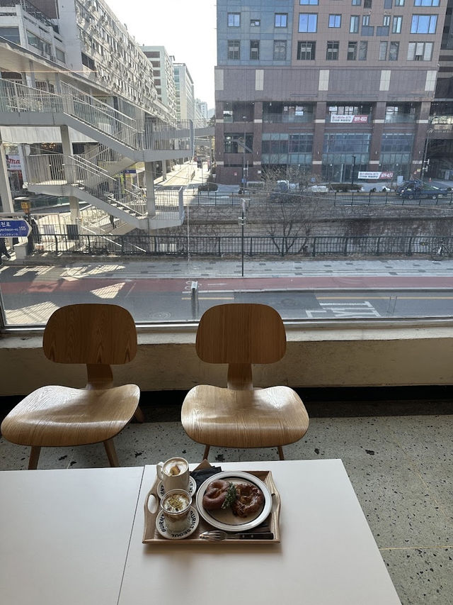 Burnt Seoul, Industrial Chic Meets Pretzel Perfection in Jongno