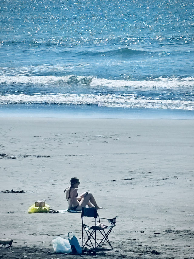 🏖️ 鉛橋沙灘：台東都蘭秘境，黑沙映照天空的魔法海岸