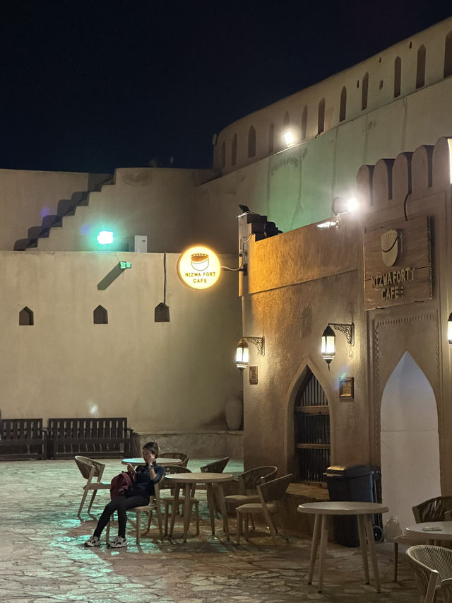 🌅 日落時分的尼茲瓦老城光影 🌅 日落時分的尼茲瓦老城光影