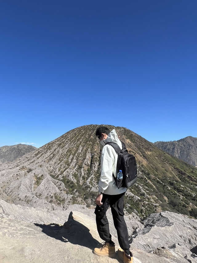 🌋 Mount Bromo – A Volcanic Sunrise You’ll Never Forget