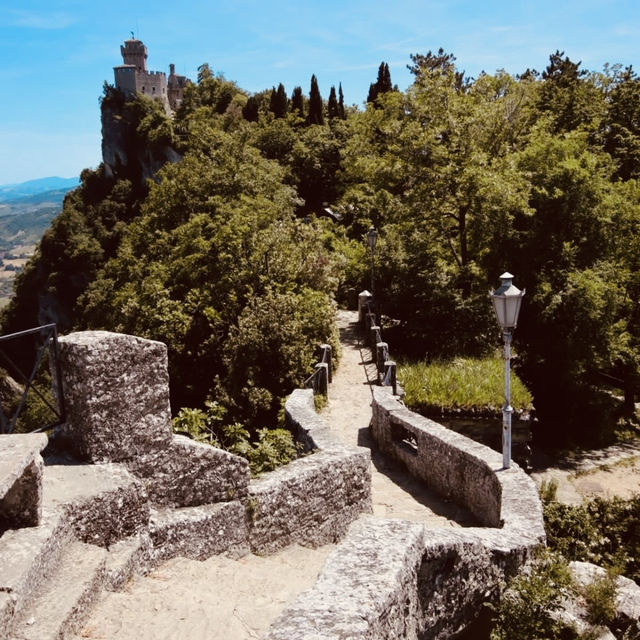 🏰 “San Marino: A Republic in the Clouds” 🇸🇲 🏰 “San Marino: A Republic in the Clouds” 🇸🇲