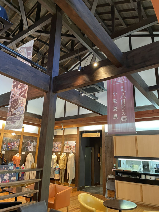【小豆島】  日本映画、文学のテーマパーク  1500本のひまわり