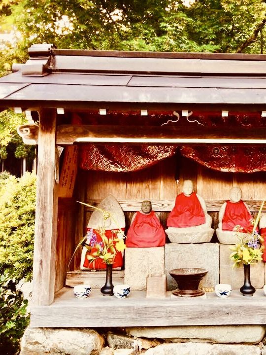 🏡「時光慢下來，走進茅草屋的田園故事。」