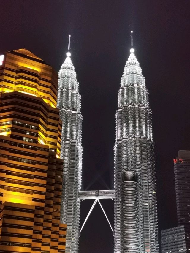 Petronas Twin Towers จุดแลนด์มาร์กสุดอลังการ ✨